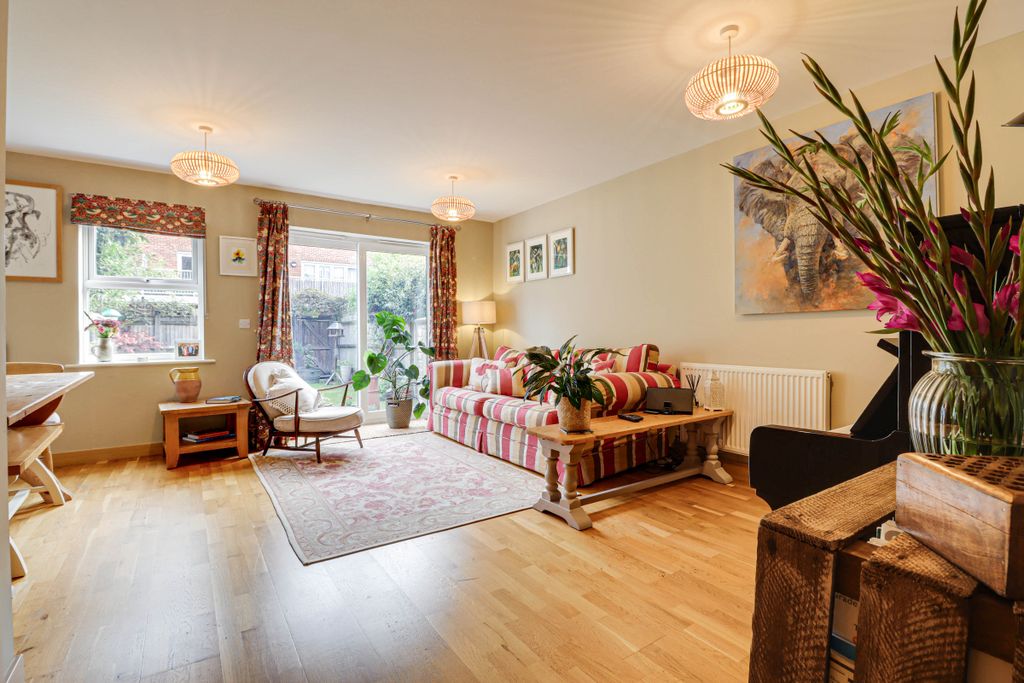 Property photo 2 of 15 Lounge