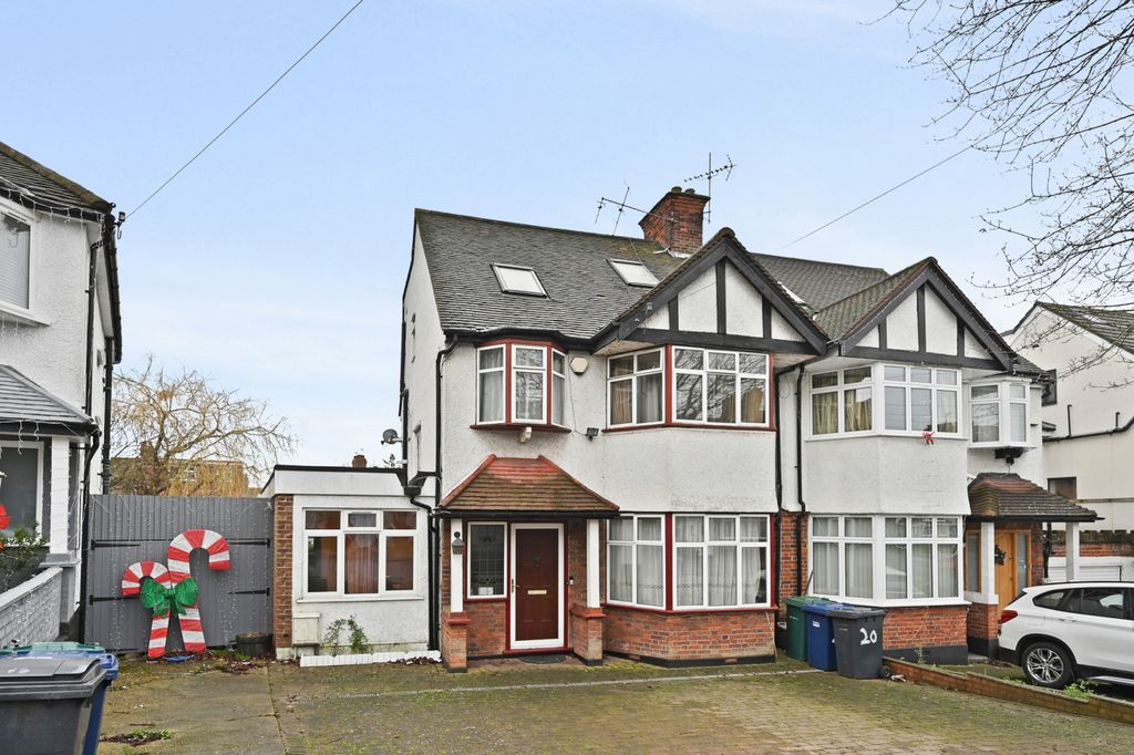 Property photo 1 of 16 Tithe Walk Nw7