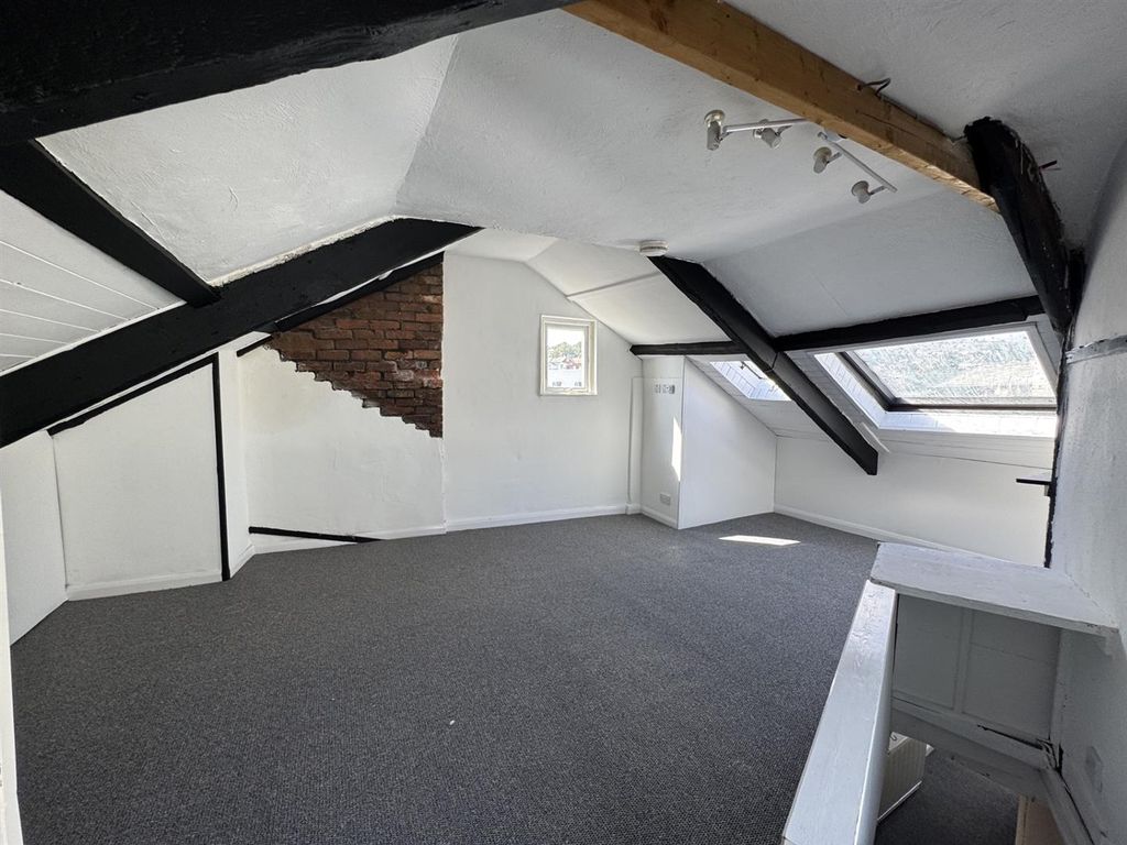Property photo 2 of 11 Loft Room