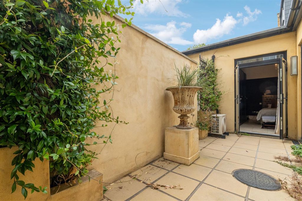Property photo 3 of 11 Chiswick Lane, W4 - For Sale