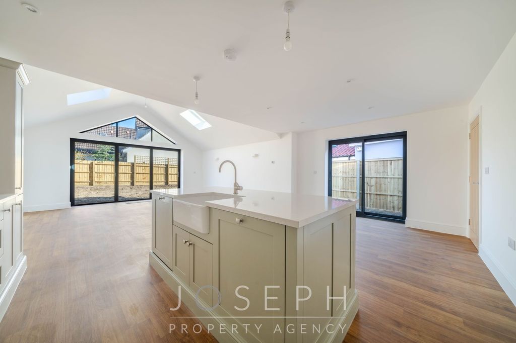 Property photo 3 of 32
