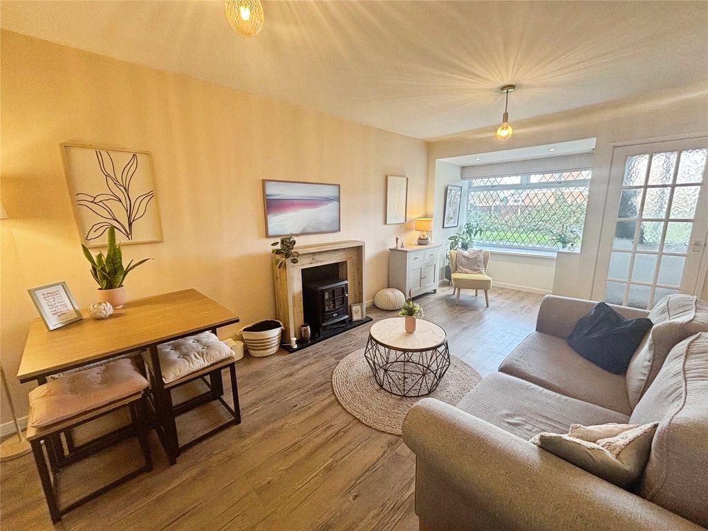 Property photo 3 of 15 Lounge