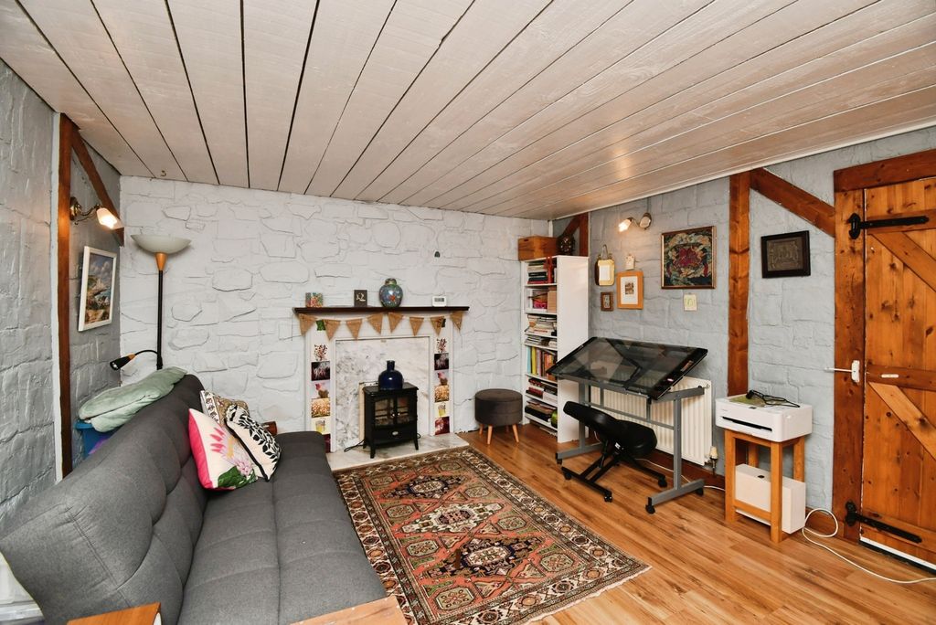 Property photo 3 of 17 Photo