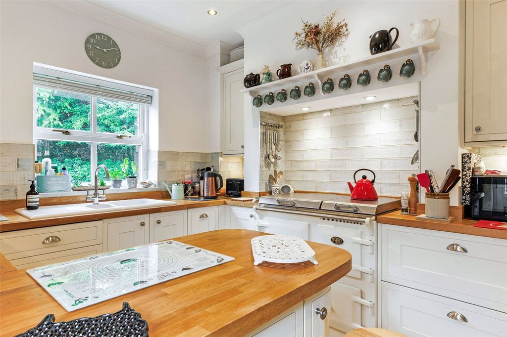 Property photo 3 of 16 Kitchen/Breakfast
