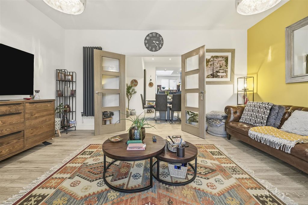 Property photo 2 of 14 Lounge