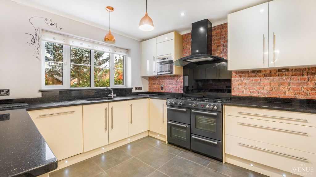 Property photo 3 of 18 4611096