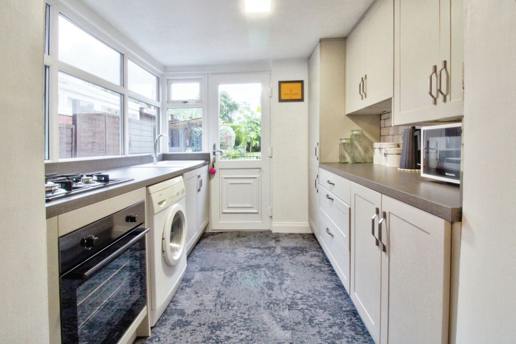Property photo 3 of 11 Kitchen