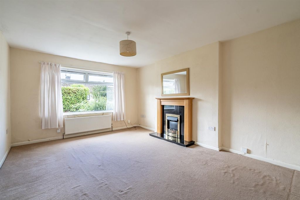 Property photo 3 of 11 Living Room