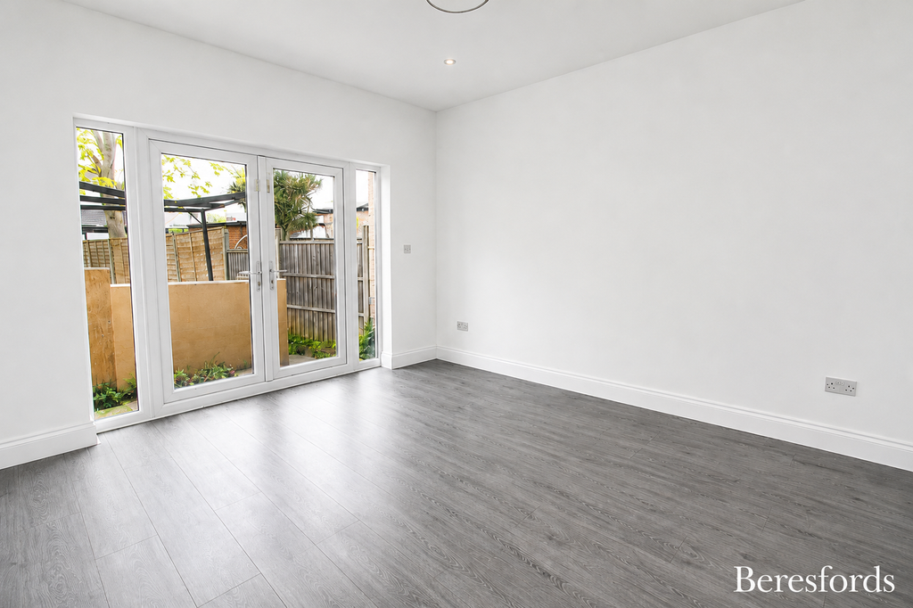 Property photo 3 of 10 Dining Room