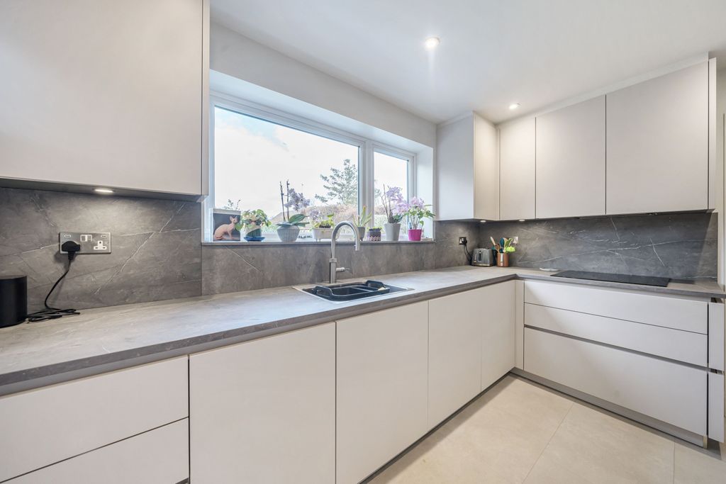 Property photo 3 of 20 Kitchen