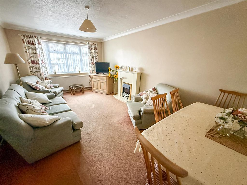 Property photo 2 of 14 Lounge