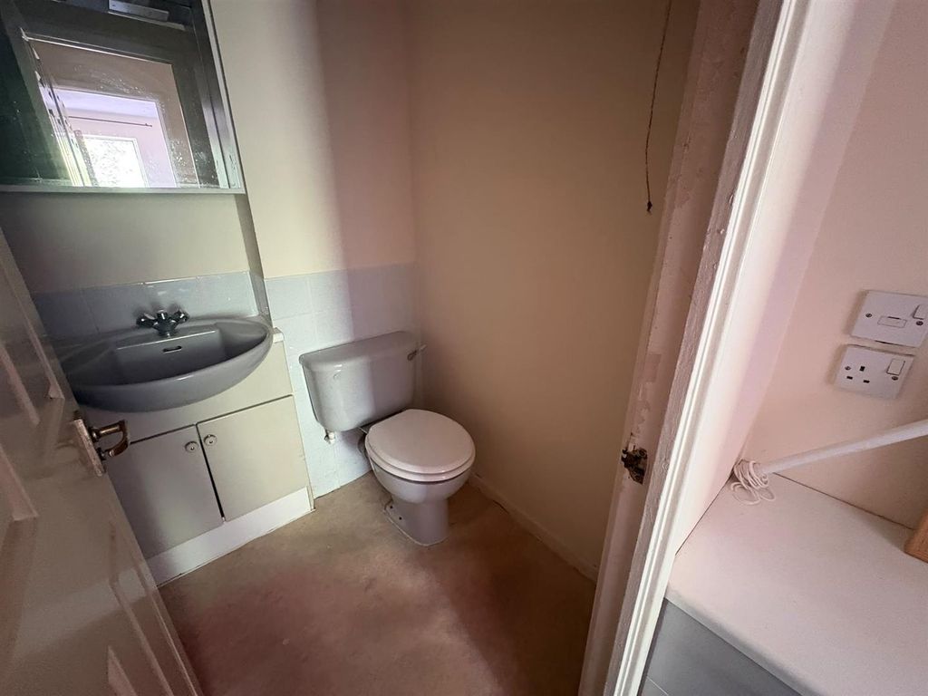 Property photo 3 of 8 Bathroom