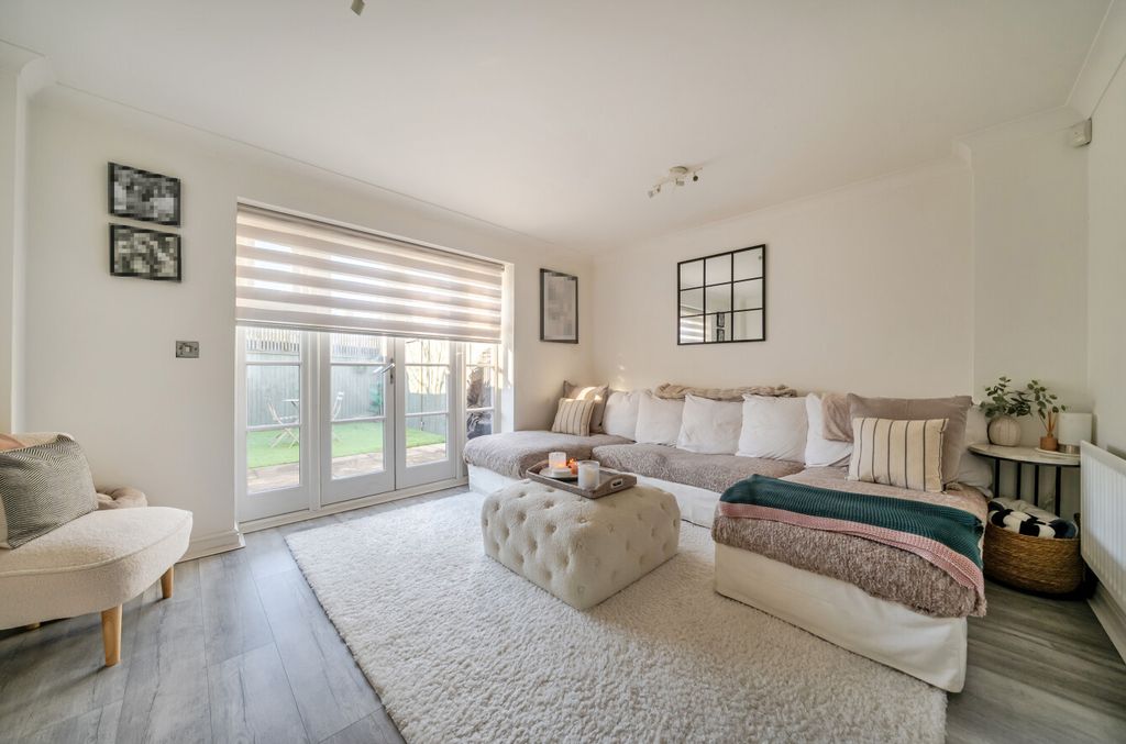 Property photo 2 of 12 1395182-2-695Bc66...