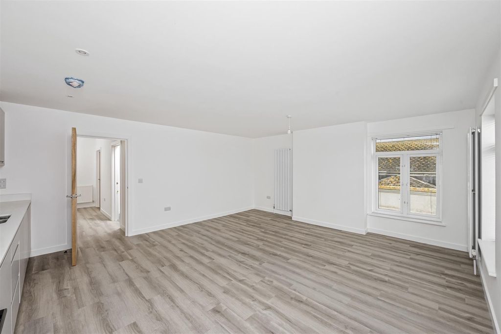 Additional image 11 of 2 bed flat to rentMontague Street, Worthing BN11