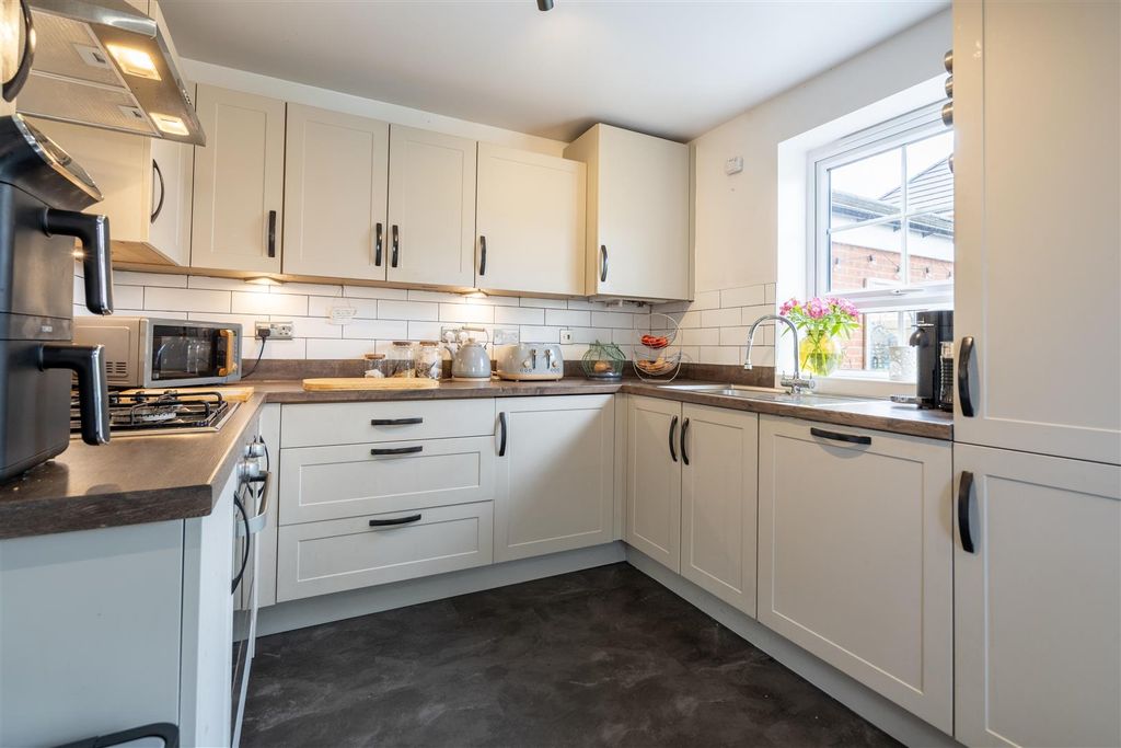 Property photo 3 of 10 Kitchen / Diner