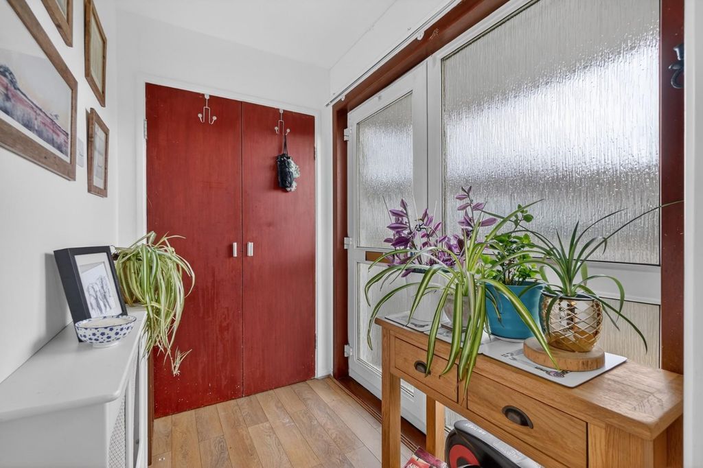 Property photo 3 of 24 3_3 Glen Grove, Largs_03.Jpg