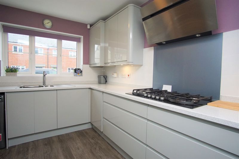 Property photo 3 of 10 Kitchen