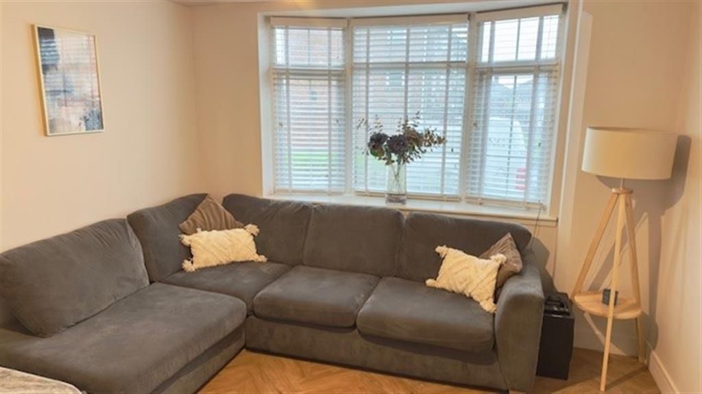 Property photo 3 of 17 Lounge