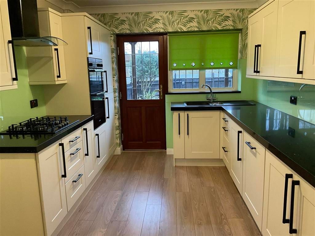 Property photo 2 of 11 Kitchen