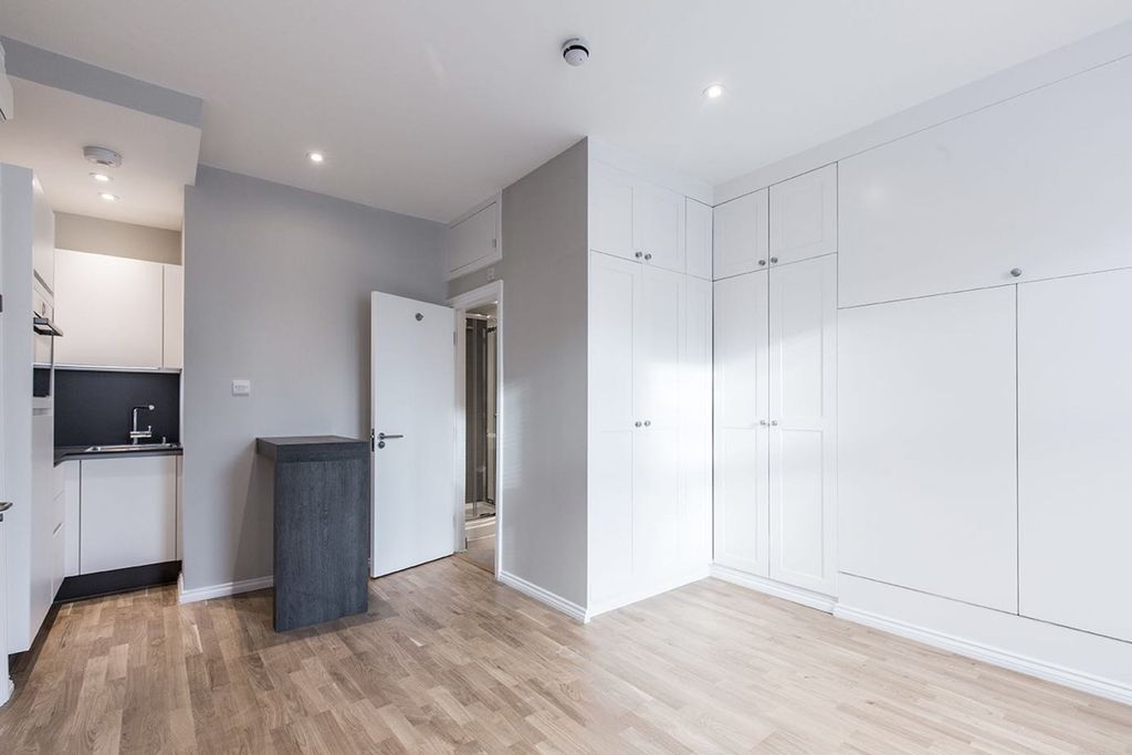 Property photo 2 of 17 Living_Room (Example)