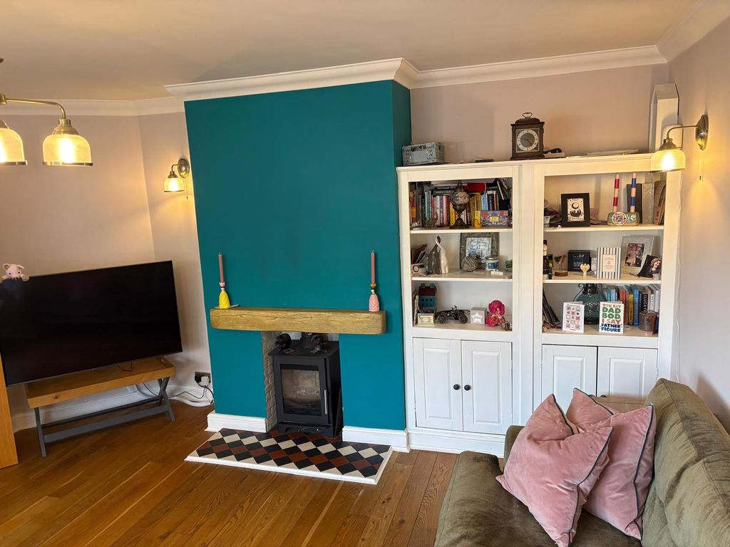 Property photo 3 of 16 3 - Lounge