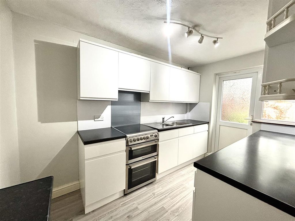 Property photo 3 of 14 Kitchen
