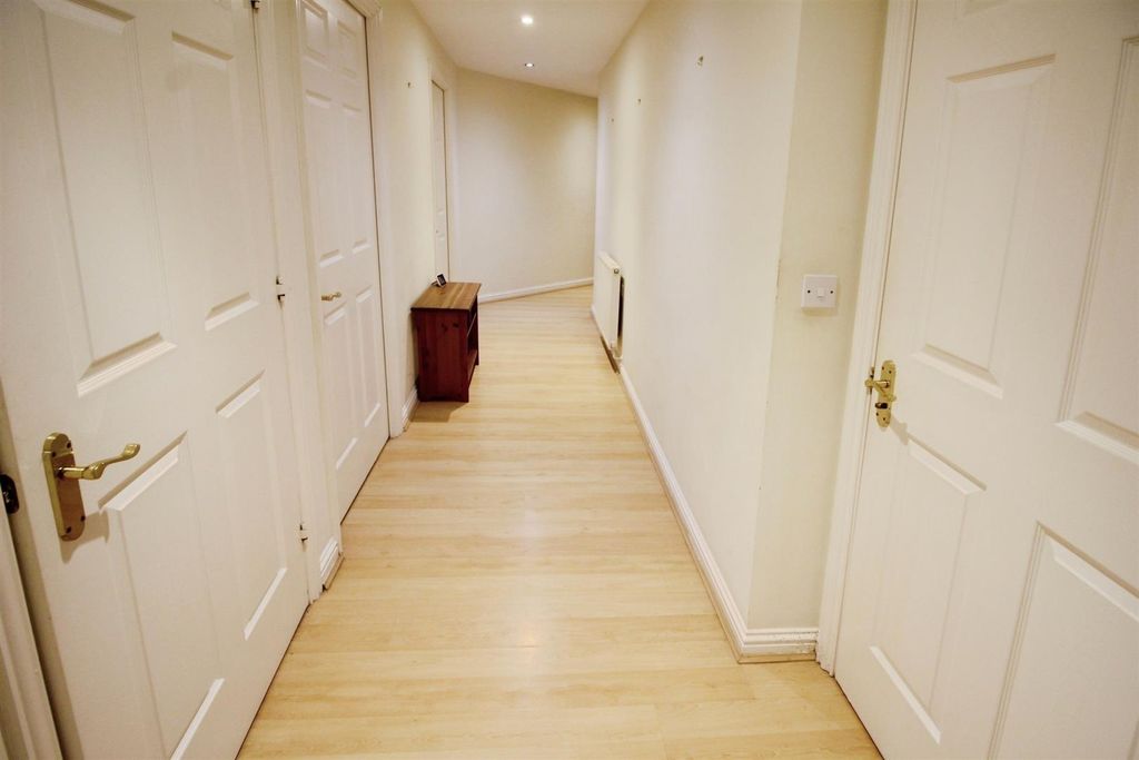 Property photo 2 of 10 Hallway