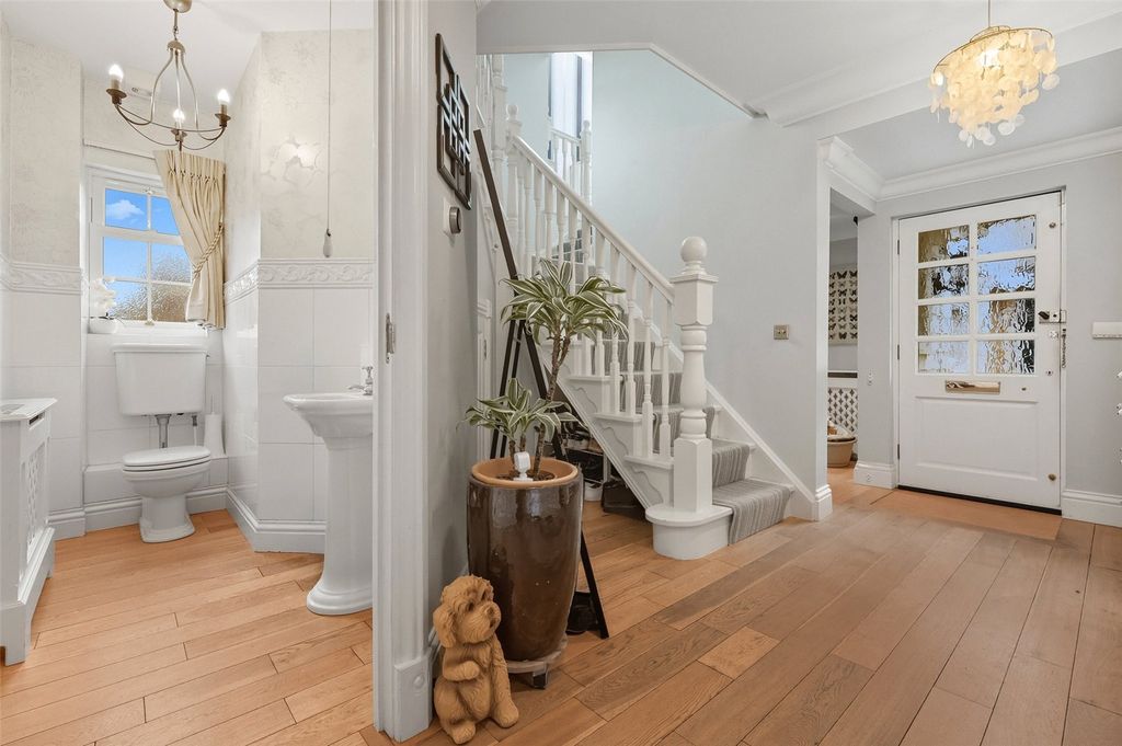 Property photo 2 of 18 Entrance Hall