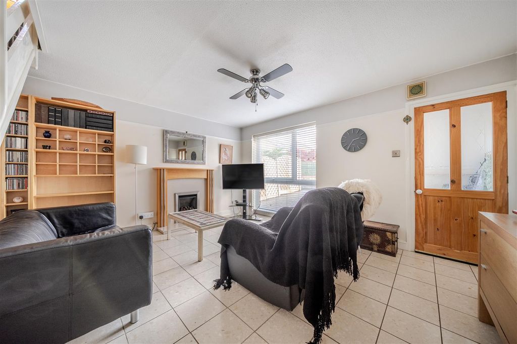 Property photo 2 of 14 Lounge