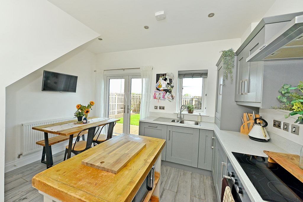 Property photo 2 of 24 Kitchen/Dining Room