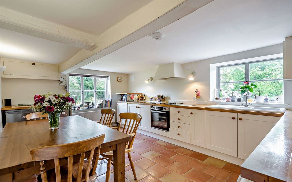 Property photo 3 of 18 Kitchen