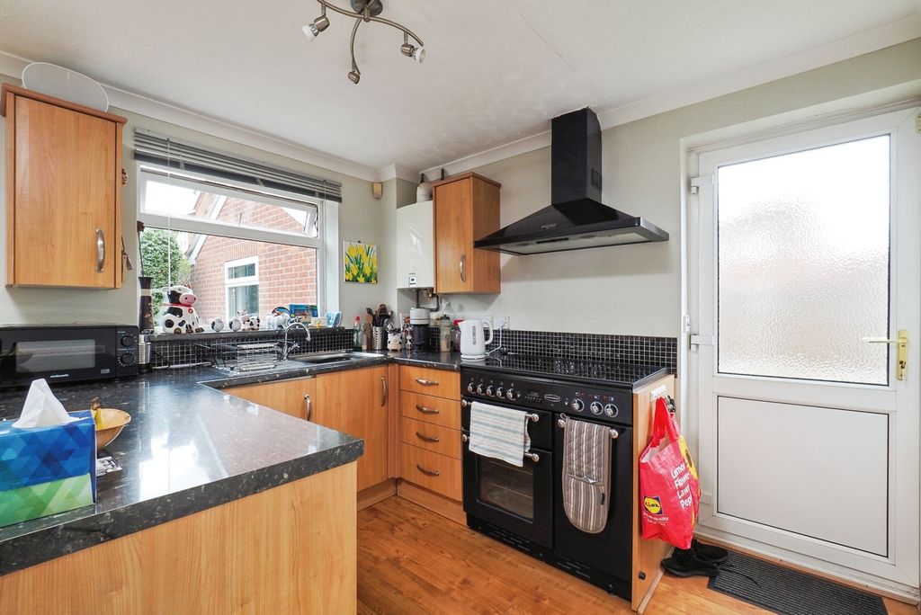 Property photo 3 of 17 Kitchen