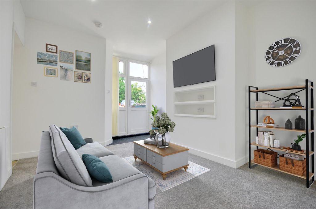 Property photo 1 of 7 Living Room (2).Jpg