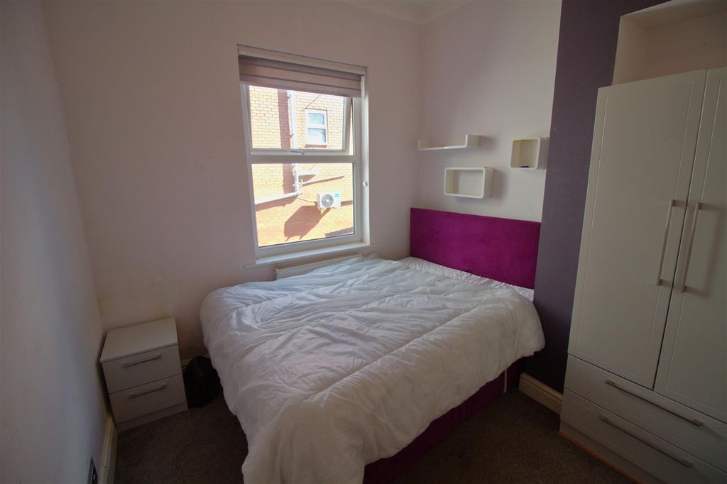 Property photo 2 of 5 Bedroom.Jpg