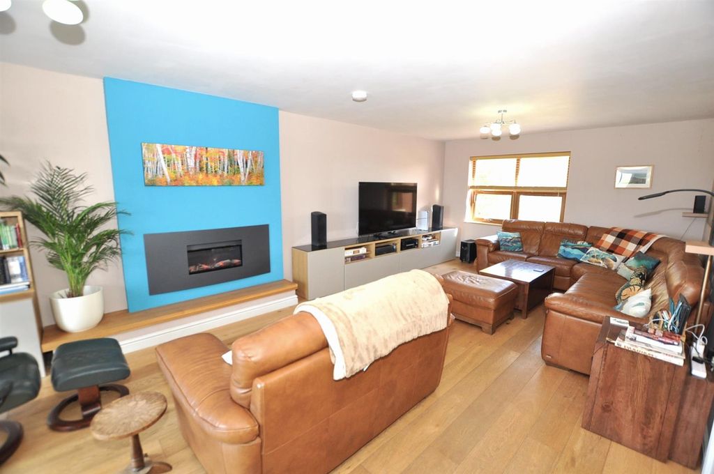 Property photo 3 of 51 Sitting / Dining Room