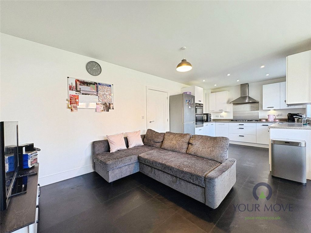 Property photo 3 of 25 Dining Kitchen