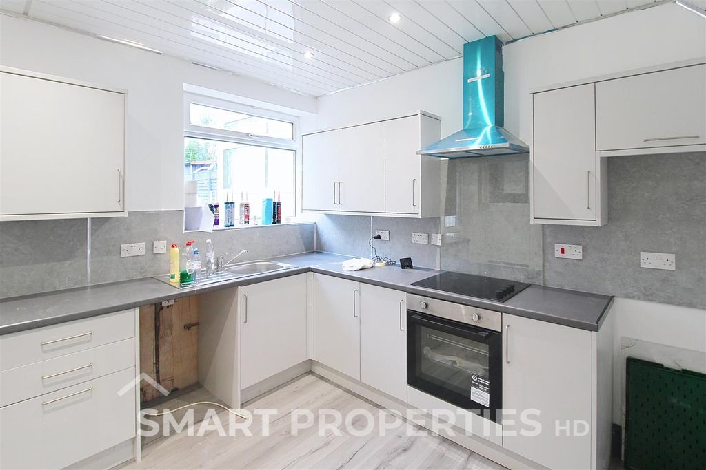 Property photo 3 of 10 Kitchen