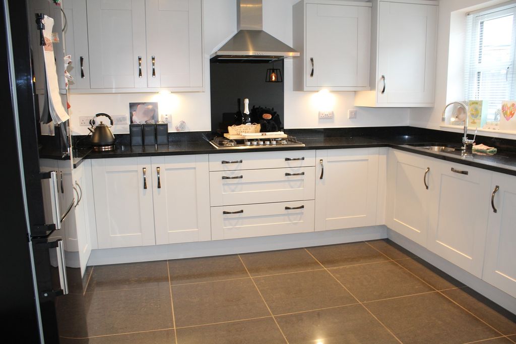 Property photo 3 of 14 Fitted Kitchen Picture 2