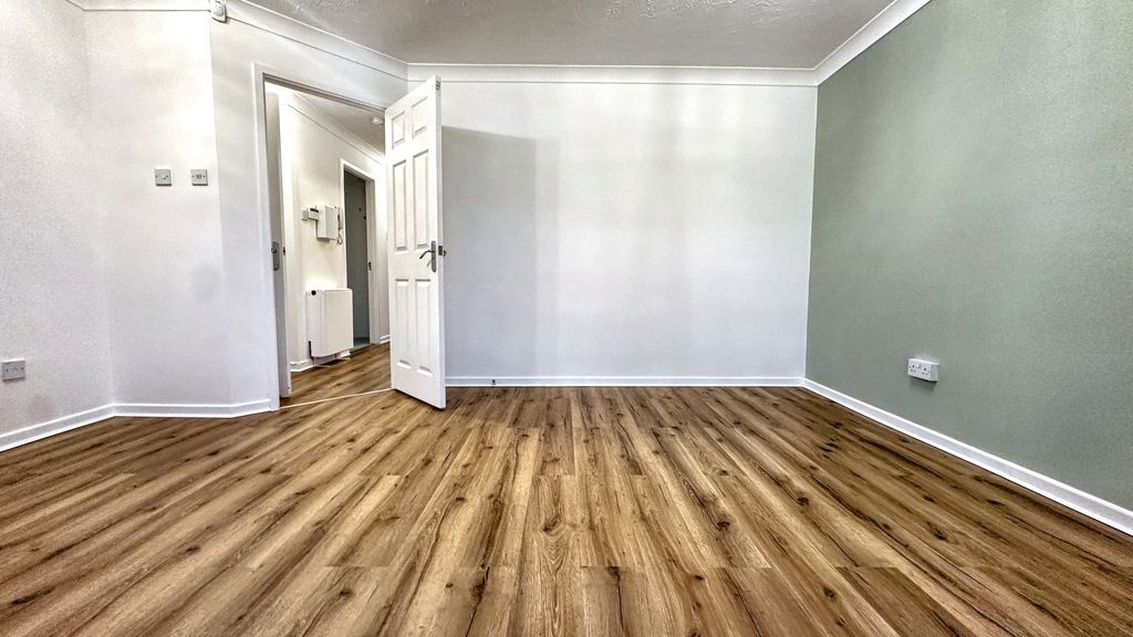 Property photo 1 of 9 Bright, Freshly Decorated Living Room With New Woo...