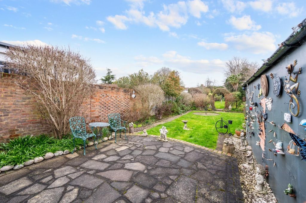 Property photo 2 of 19 Kirby Close