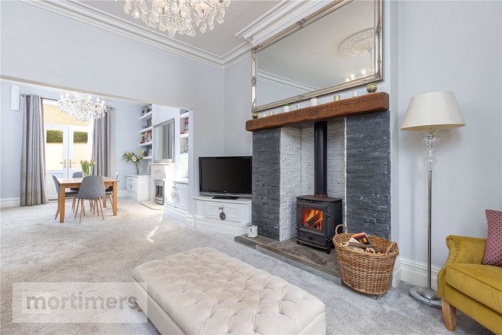 Property photo 3 of 30 Living Room