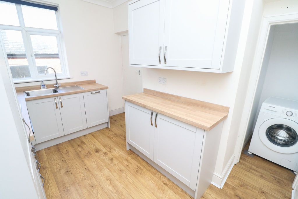 Property photo 3 of 10 Kitchen