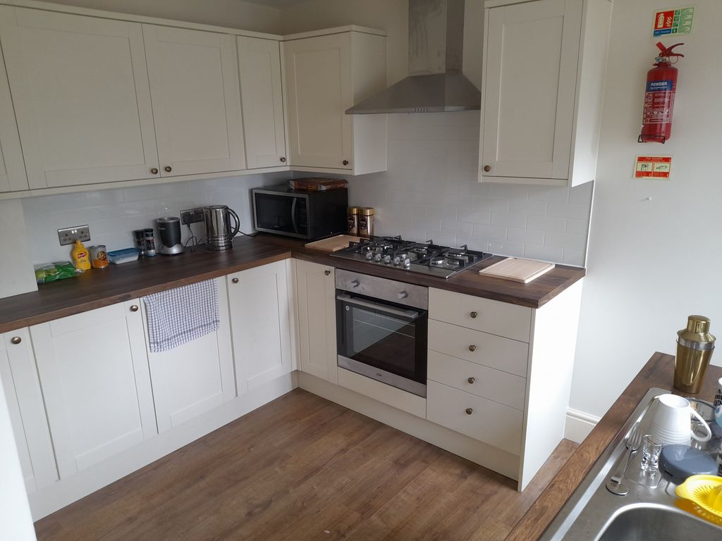 Property photo 1 of 13 74 Vivian Rd Kitchen
