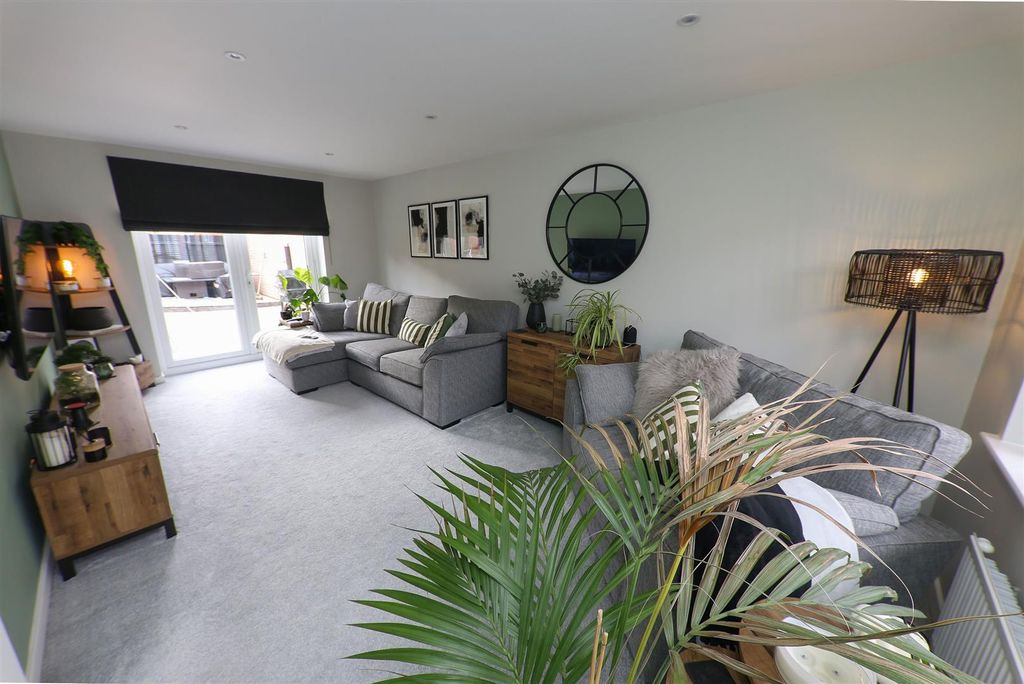 Property photo 2 of 20 Dual Aspect Lounge