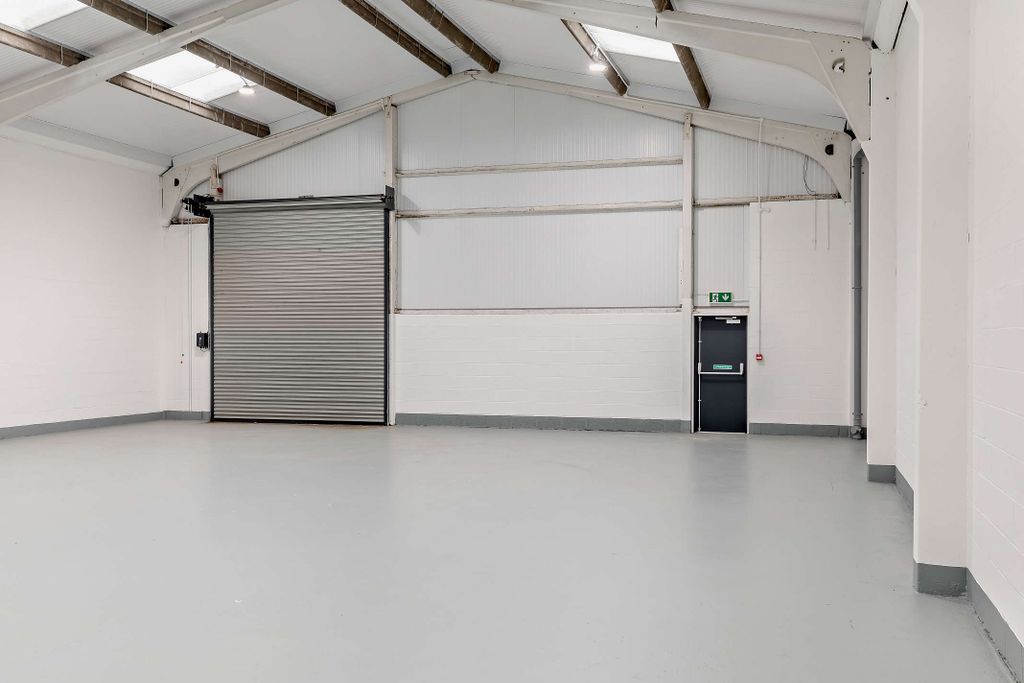 Property photo 3 of 14 8657302-Interior05-800