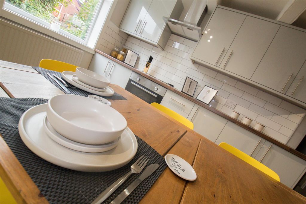 Property photo 3 of 10 Kitchen 5.Jpg