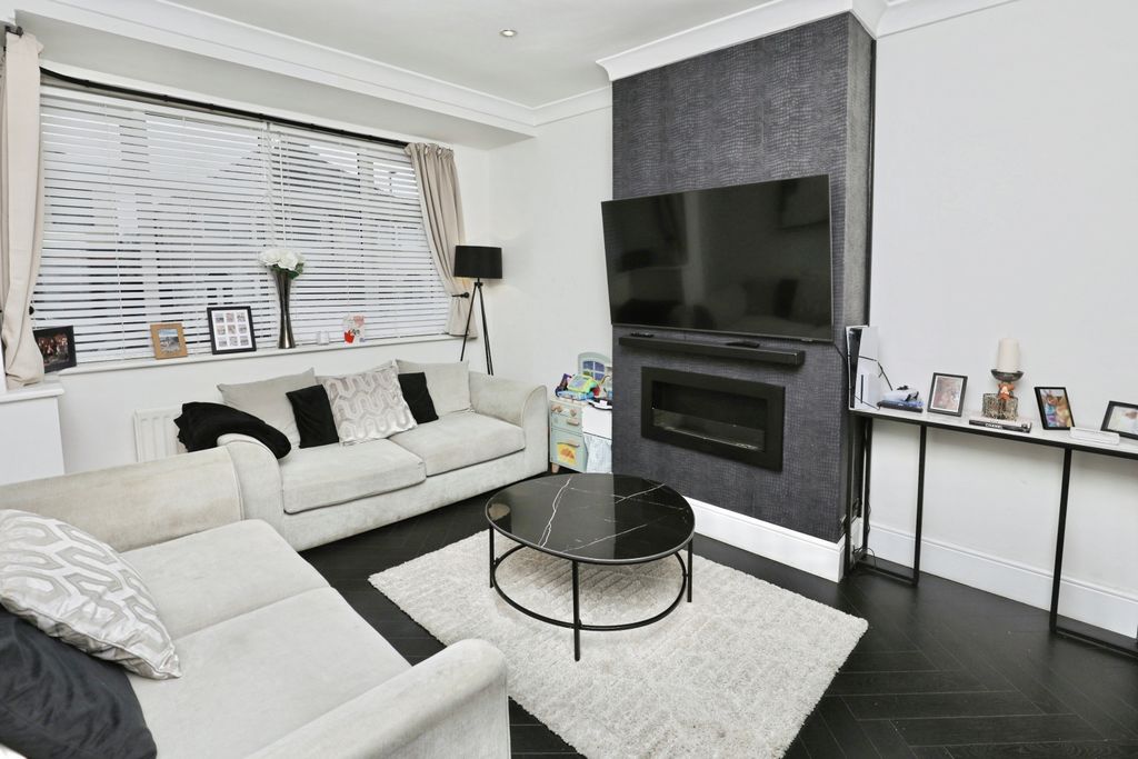 Property photo 2 of 15 Lounge