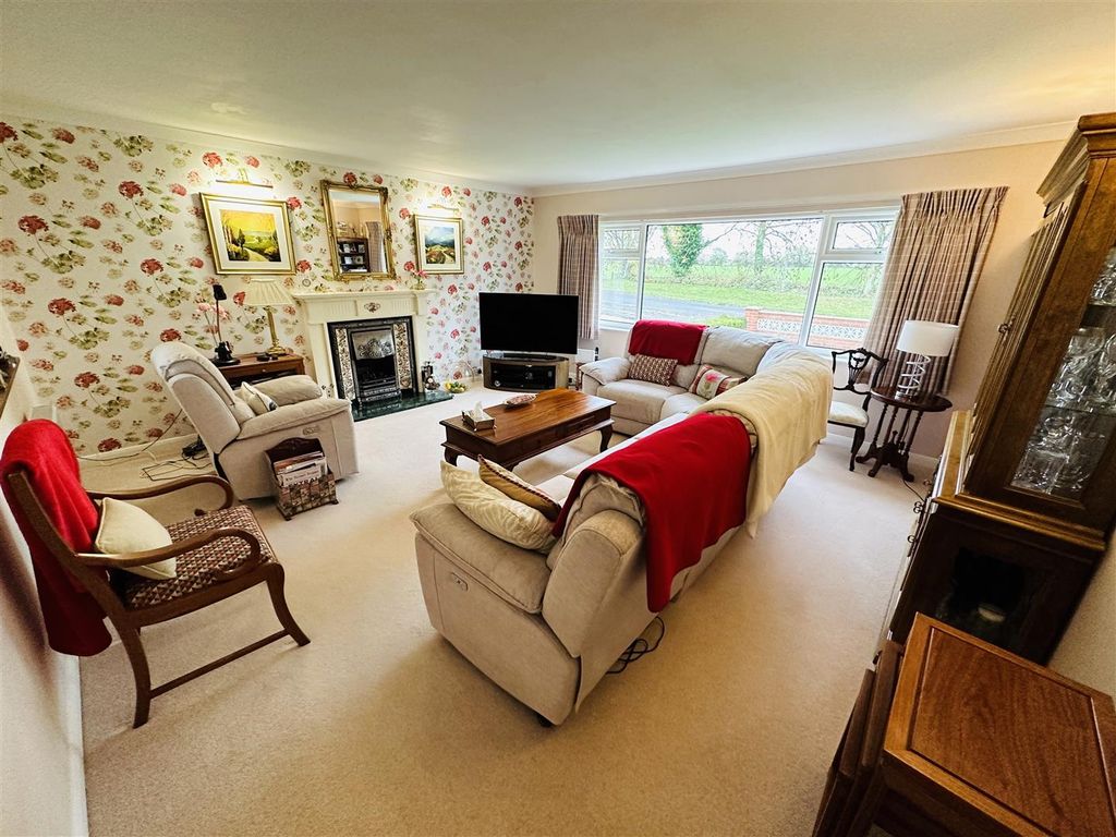 Property photo 2 of 33 Lounge.Jpg