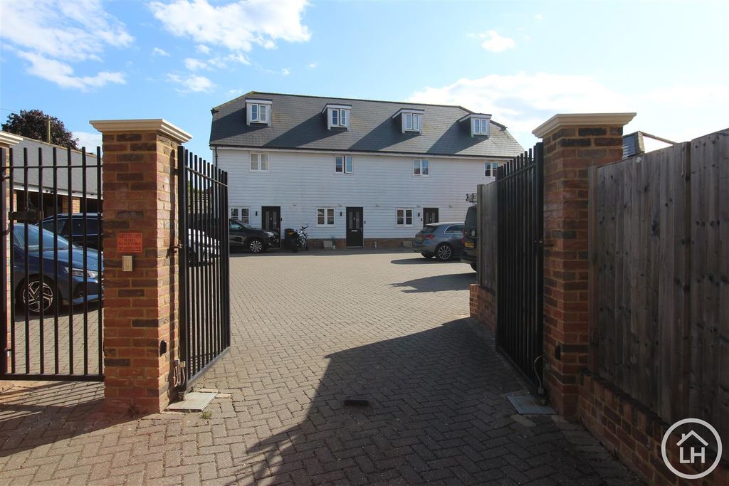 Property photo 1 of 19 External