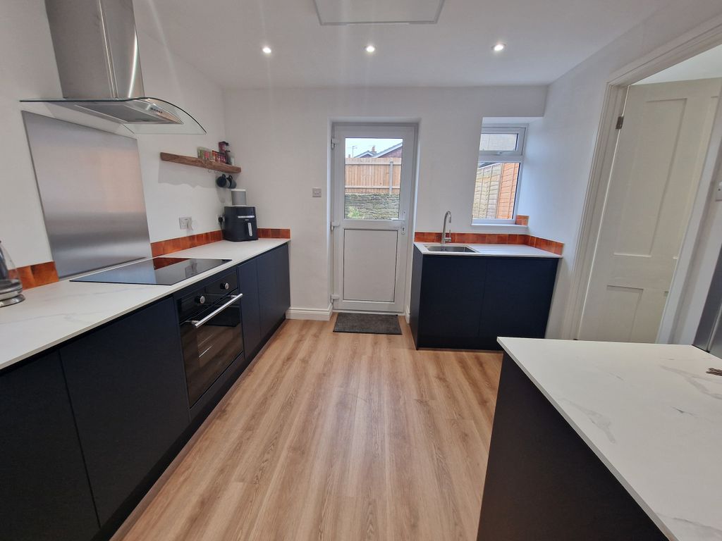 Property photo 3 of 18 Kitchen